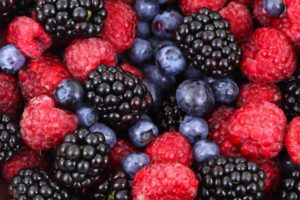 healing inflammation with colorful berries full of antioxidants